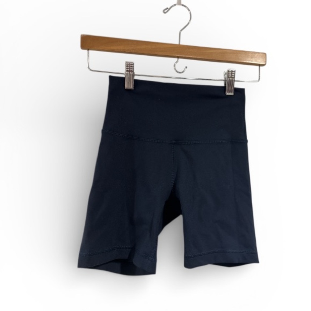 Lululemon shorts Woman's Wunder Train High Risestretch biking  7” Inseam 4 Navy